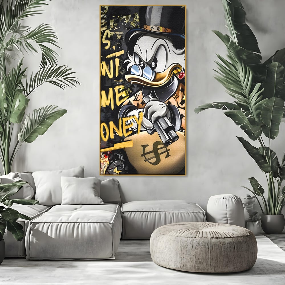 Tablou canvas cu ilustratie cu scrooge duck tinand o arma, in rama de aluminiu auriu, pe perete intr-un living